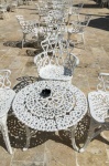 Cadeiras e mesas de ferro branco
