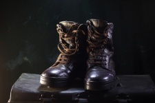 пара старых кожаных армейских ботинок