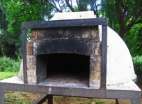Um forno de pizza usado ao ar livre
