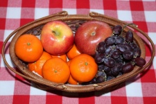 Korg med frukt på bordet