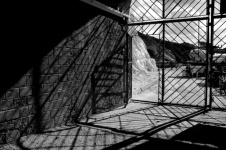 Cancello in bianco e nero con le ombre
