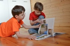 Pojkar läser en bok