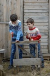 Jungen bauen Kunsthandwerk