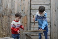 Jungen bauen Kunsthandwerk