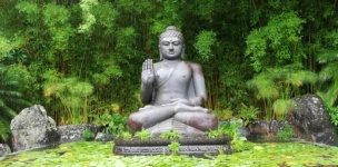 Estatua de Buda bajo la lluvia