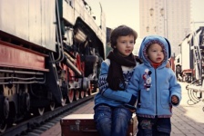 Los niños están esperando el tren