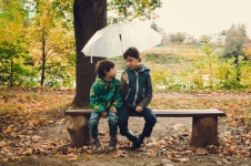 Dzieci pod parasolem
