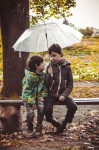 Dzieci pod parasolem