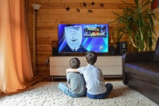 Enfants regardant la télé