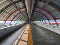 Pont coloré à la gare