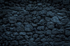 Темный фон каменной стены