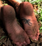 Smutsiga manliga fötter