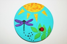 Piastrella dipinta con libellula e cocci