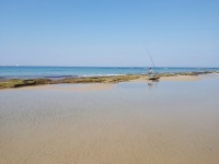 Рыбак, сидя на тихом пляже