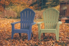 Chaises de jardin à l'automne