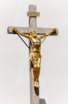 Jésus d'or sur une croix