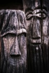 Escultura de rosto em madeira