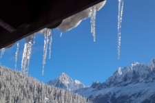 Eiszapfen gegen Berge, Chamonix