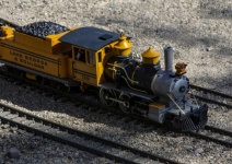 Zabytkowa lokomotywa z węglem