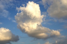 Velký kupovitý mrak s modrou oblohou