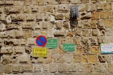 Moderní dopravní značky s starobylé zdi