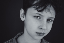 Porträtt av en pojke med fräknar