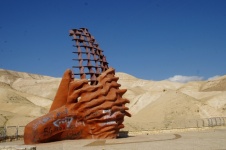 Rode sculptuur in woestijn in Israël