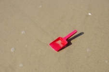 Espada roja dejada atrás en la playa