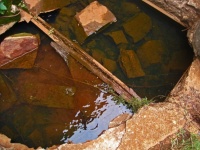 Rochas e água coletadas em buraco