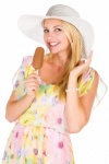 Mulher de verão com um sorvete