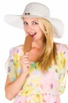Mulher de verão com um sorvete