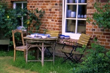 Table chaises vaisselle jardin