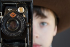 Câmera vintage e menino