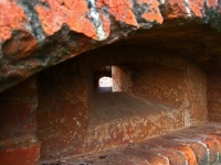 Fenêtre ouvrant dans un mur de fort