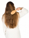 žena kartáčování vlasů