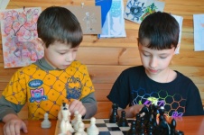 Junge Schachspieler