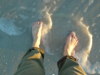 Descalço em uma praia
