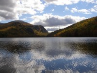 Krásné jezero s horami