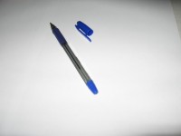 Синяя ручка и крышка
