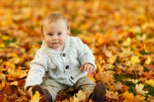 Chłopiec w parku jesienią