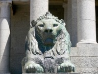 Estátua de bronze do leão