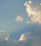 Nuages ​​Surround Intense Blue Sky