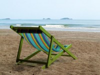 Chaise longue sur une plage déserte