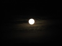 Full Moon z chmury