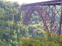 Gigantische Brücke aus Metall