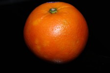 один большой оранжевый плод