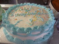 淡いブルーの誕生日ケーキ