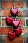 Roten Herzen auf eine Mauer