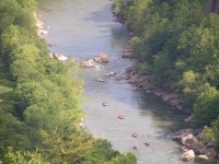 Grupos de rafting no rio