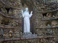 Saint Francis statue en grotte